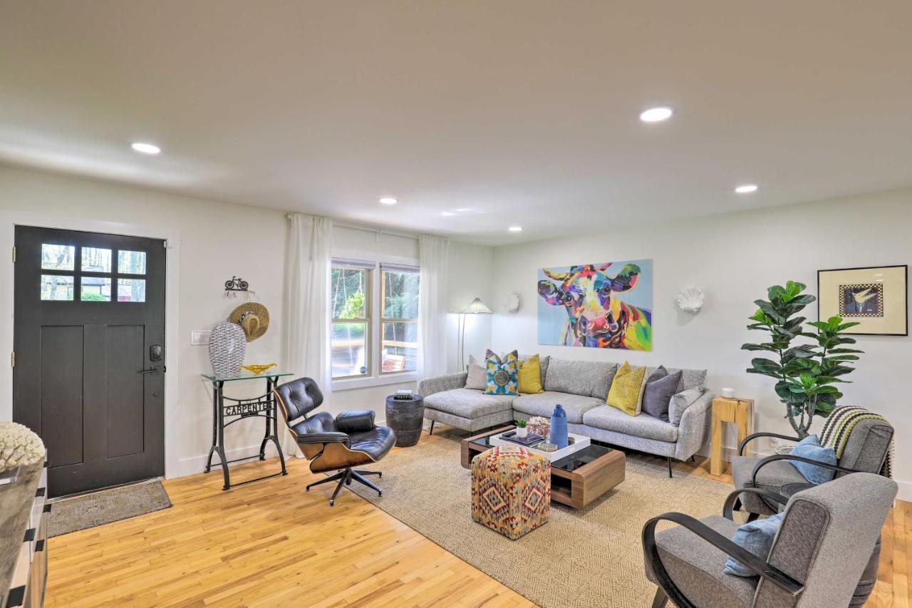 Modern With Hot Tub And Deck In Asheville! Holiday home Asheville