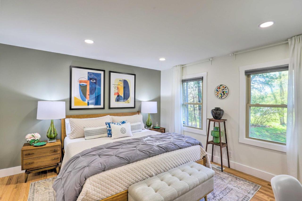 Modern With Hot Tub And Deck In Asheville! Holiday home
