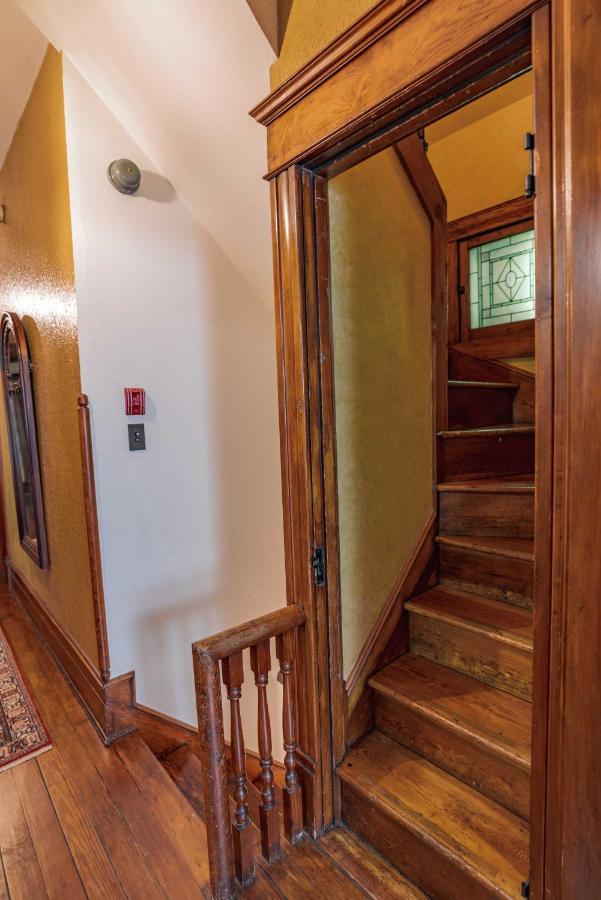 1899 Wright & Carriage House 3*