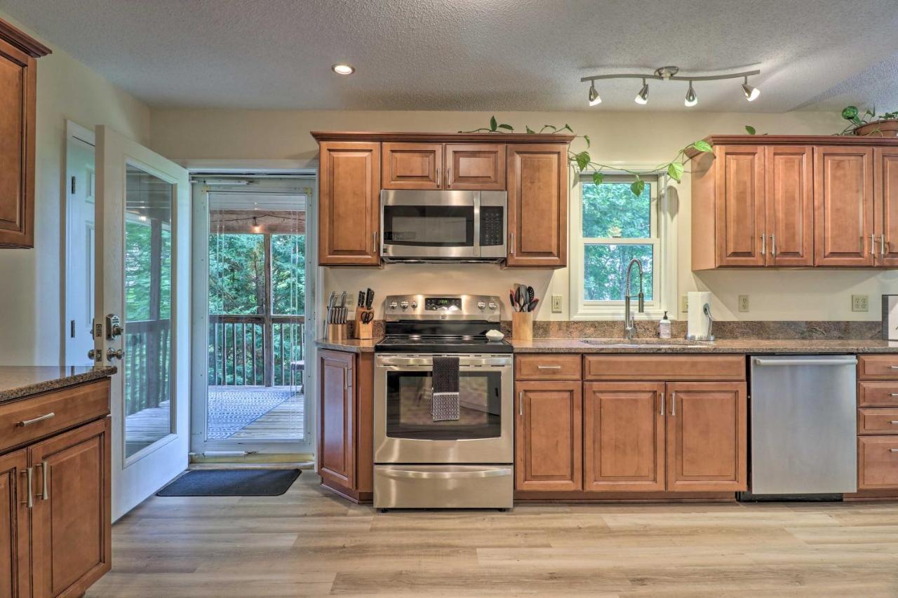 Bright Retreat With Hot Tub And Decks! *