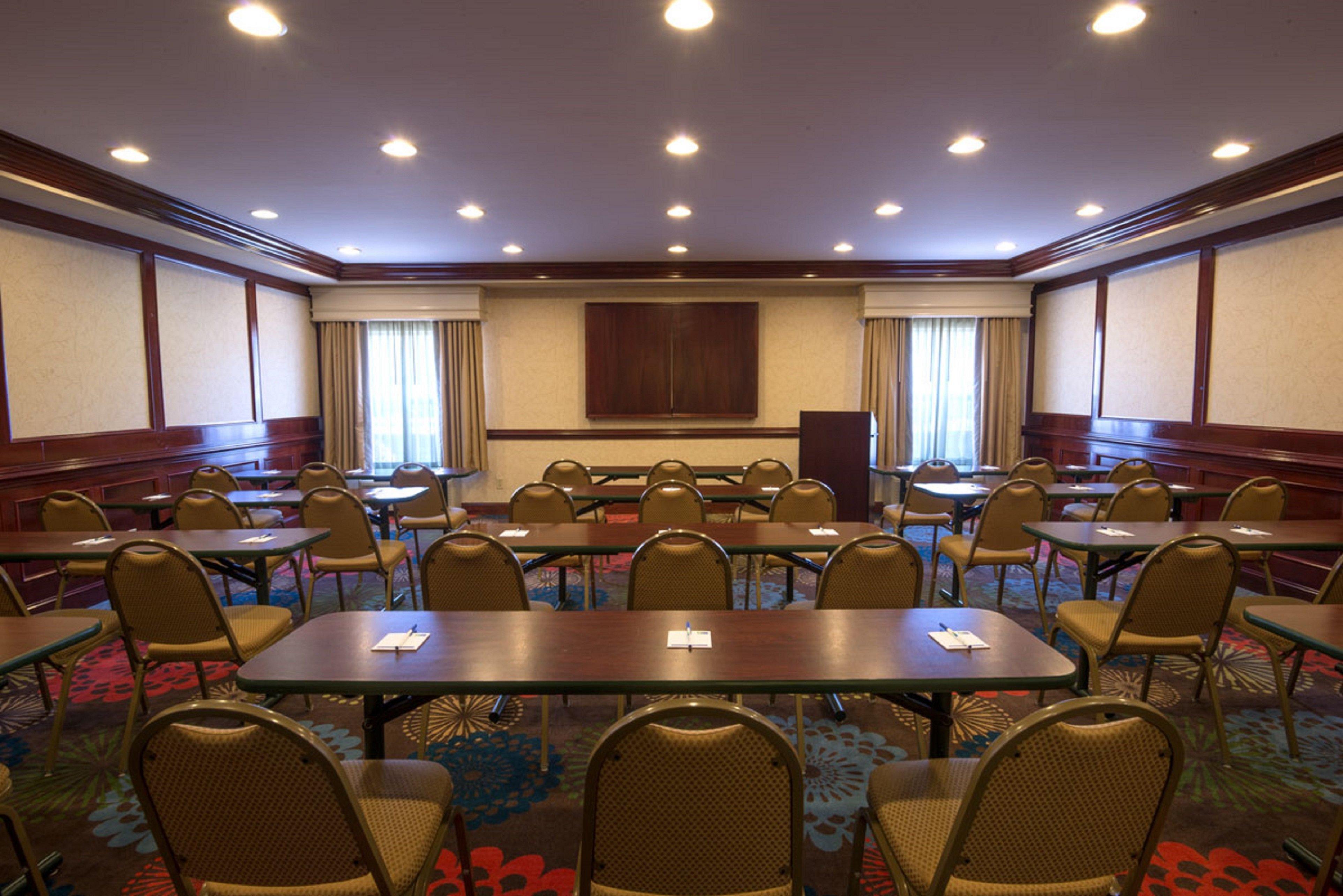 Holiday Express & Sw - Outlet Ctr Area By Ihg 2*