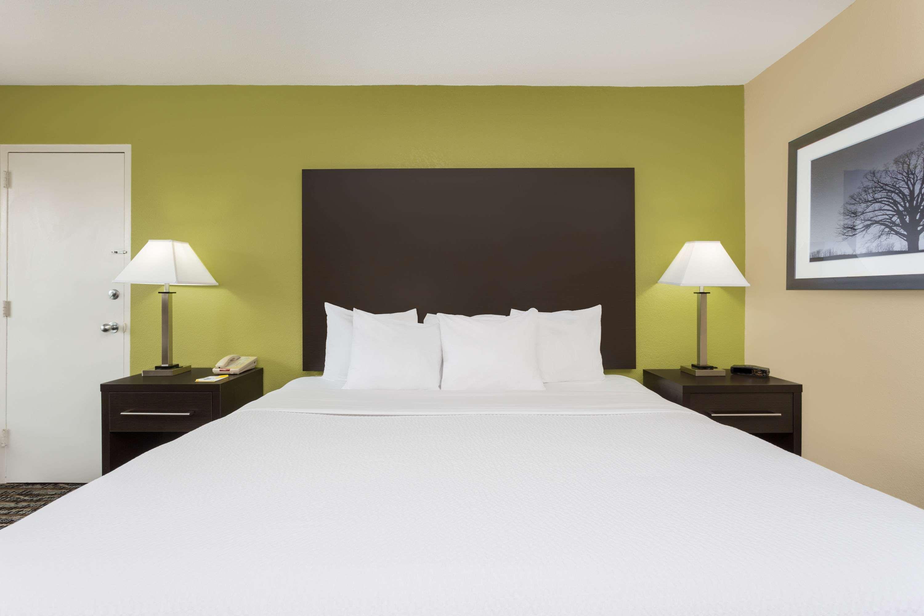Hotel Days By Wyndham Asheville/mall 2*