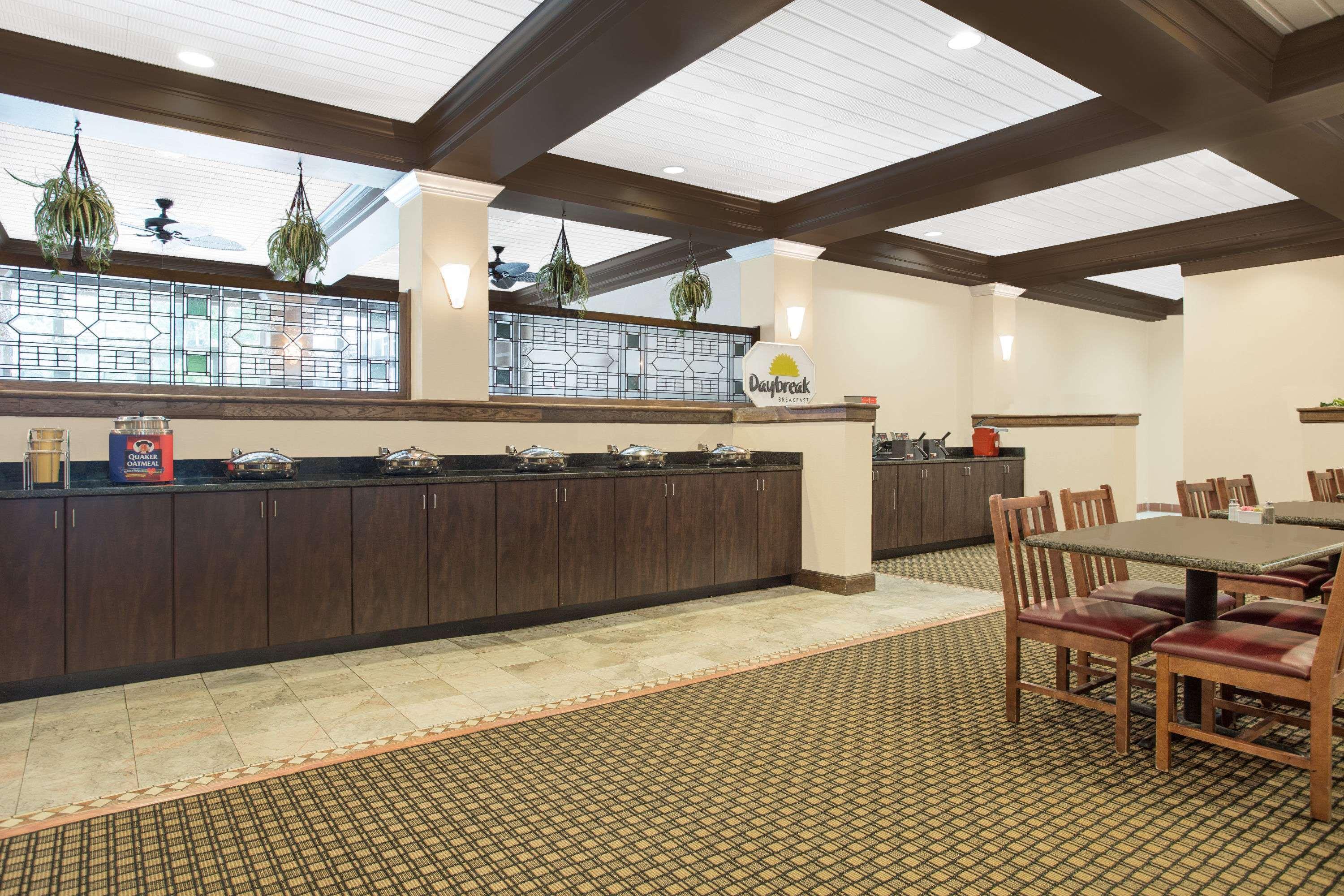 Days By Wyndham Asheville/mall 2*