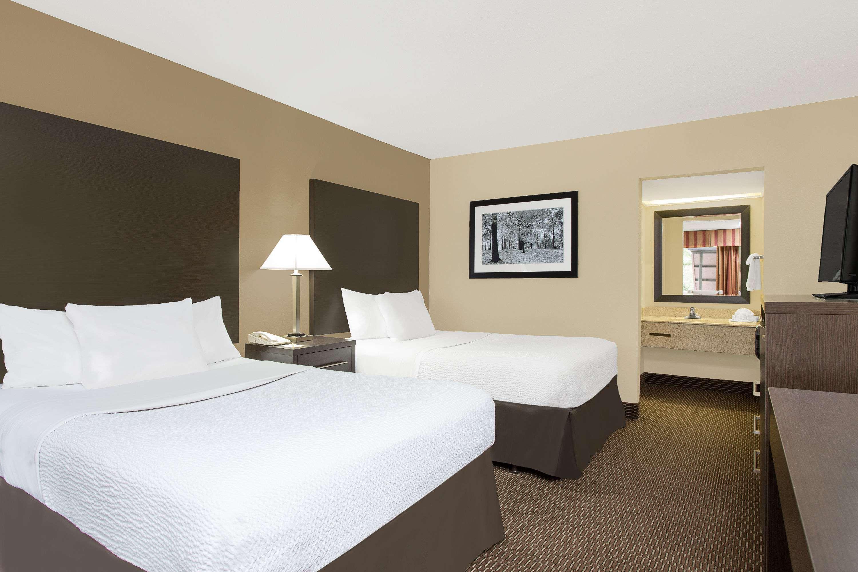Days By Wyndham Asheville/mall