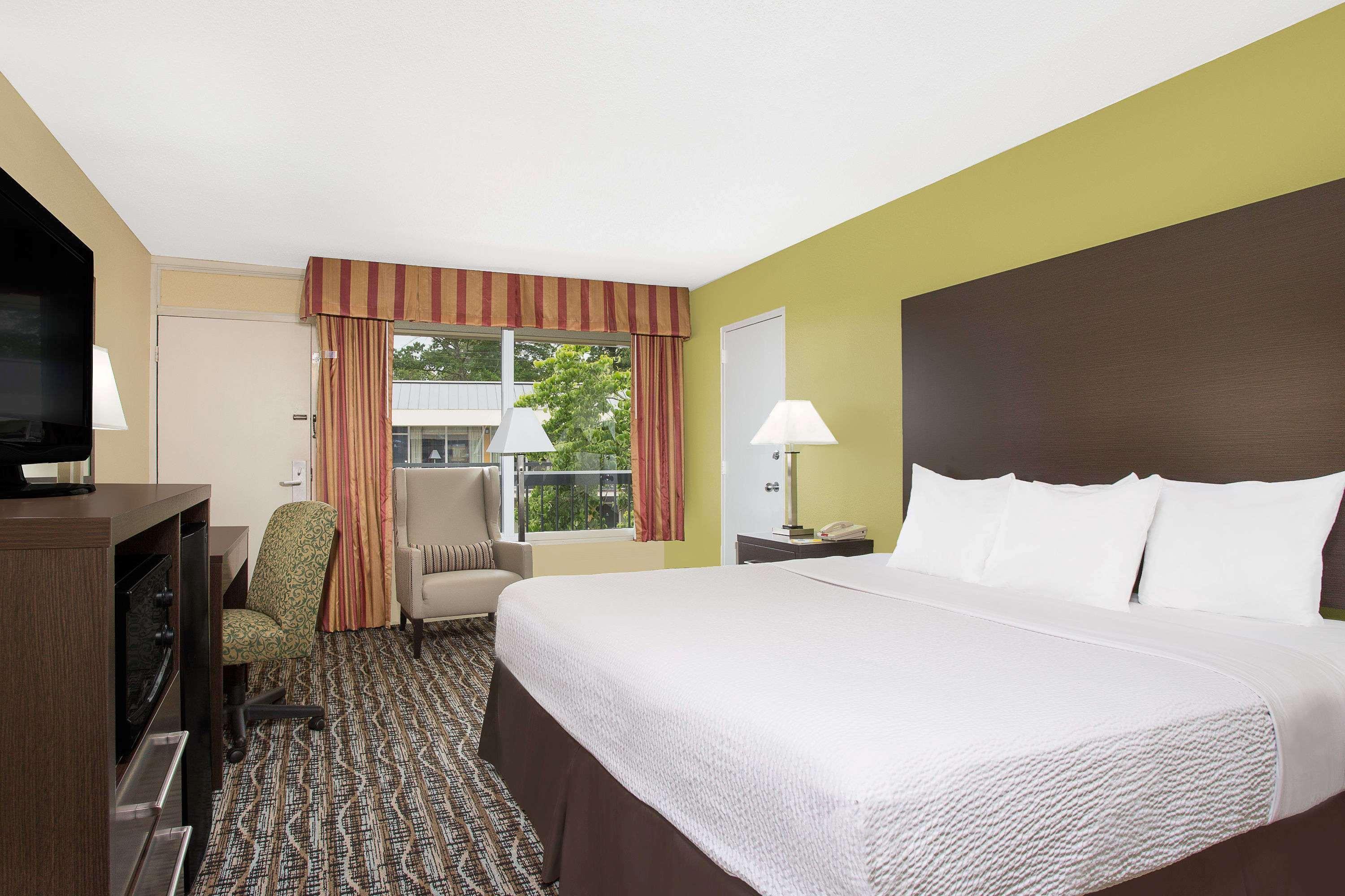 Days By Wyndham Asheville/mall