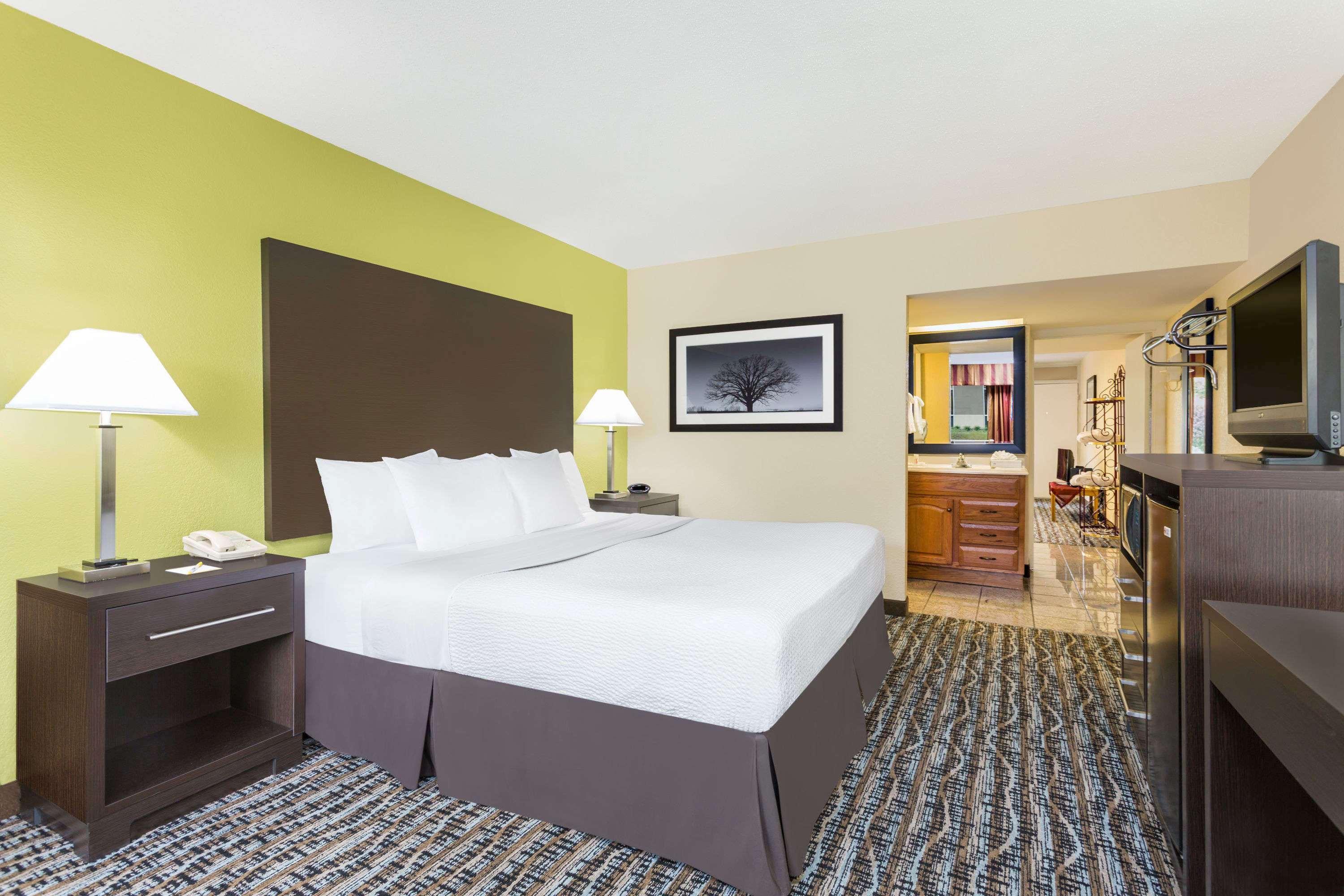 Hotel Days By Wyndham Asheville/mall