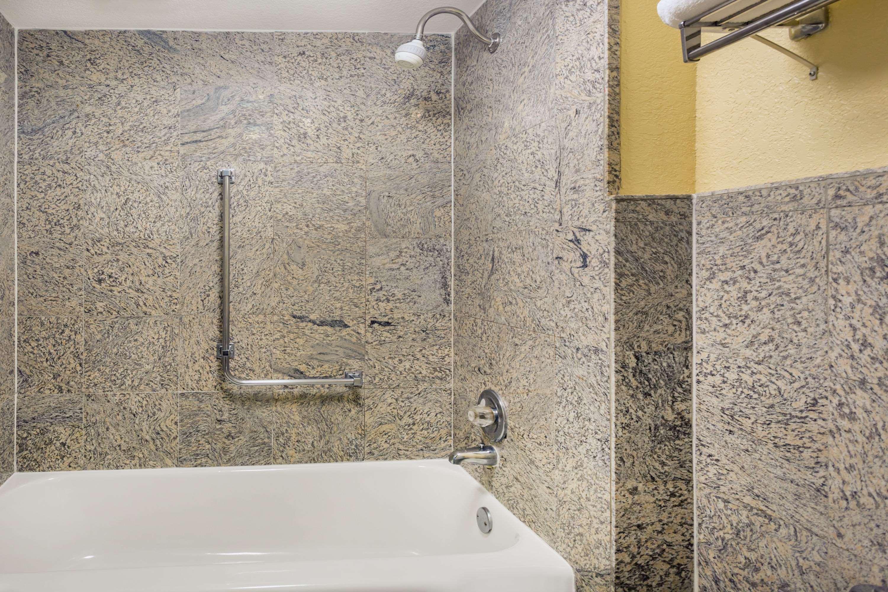 Days By Wyndham Asheville/mall 2*