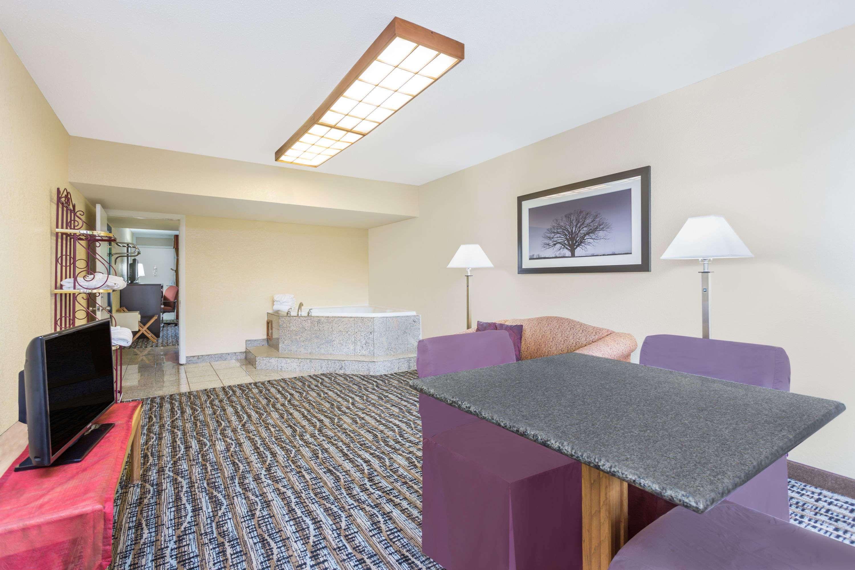 Days By Wyndham Asheville/mall Hotel 2*