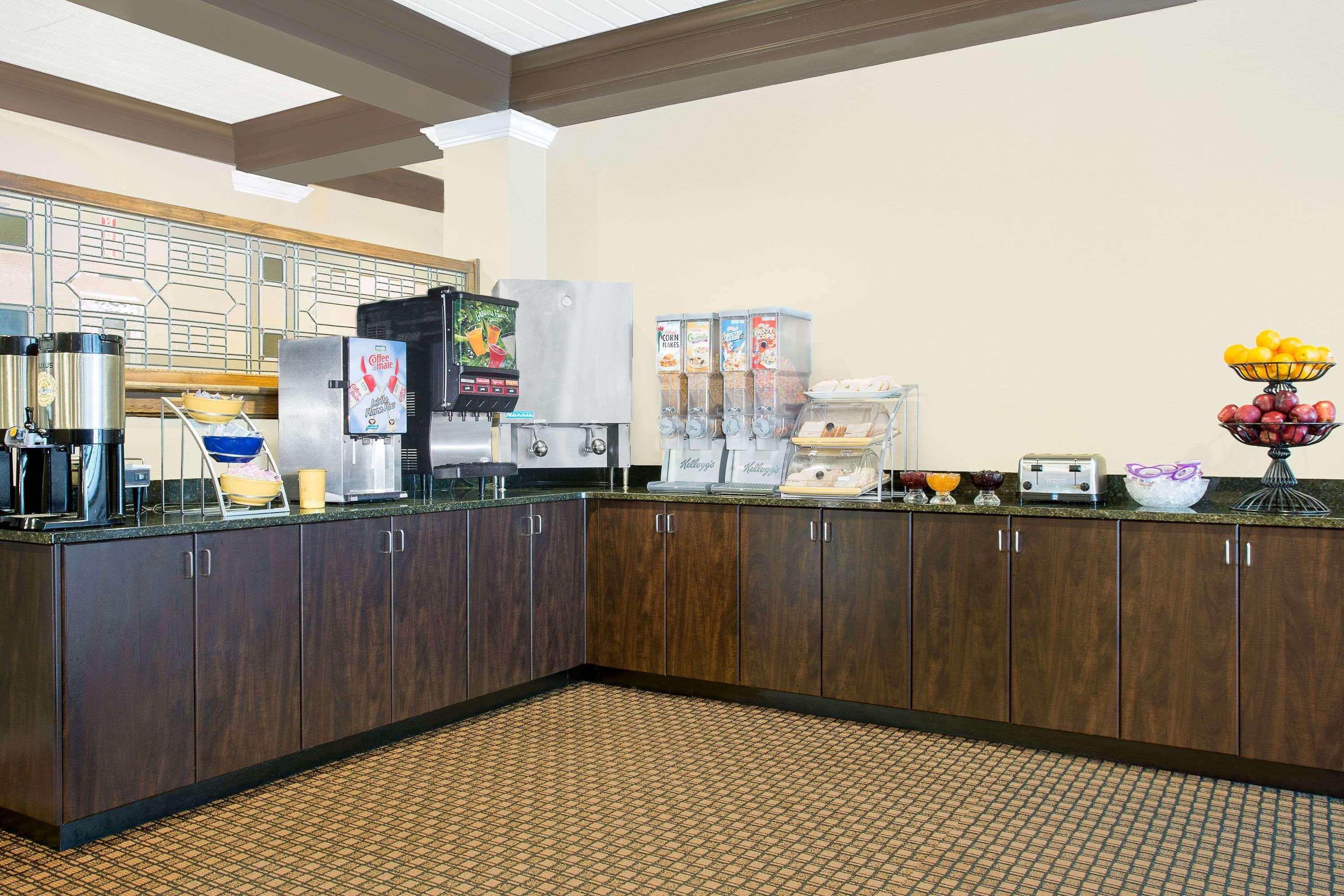 Days By Wyndham Asheville/mall Hotel 2*