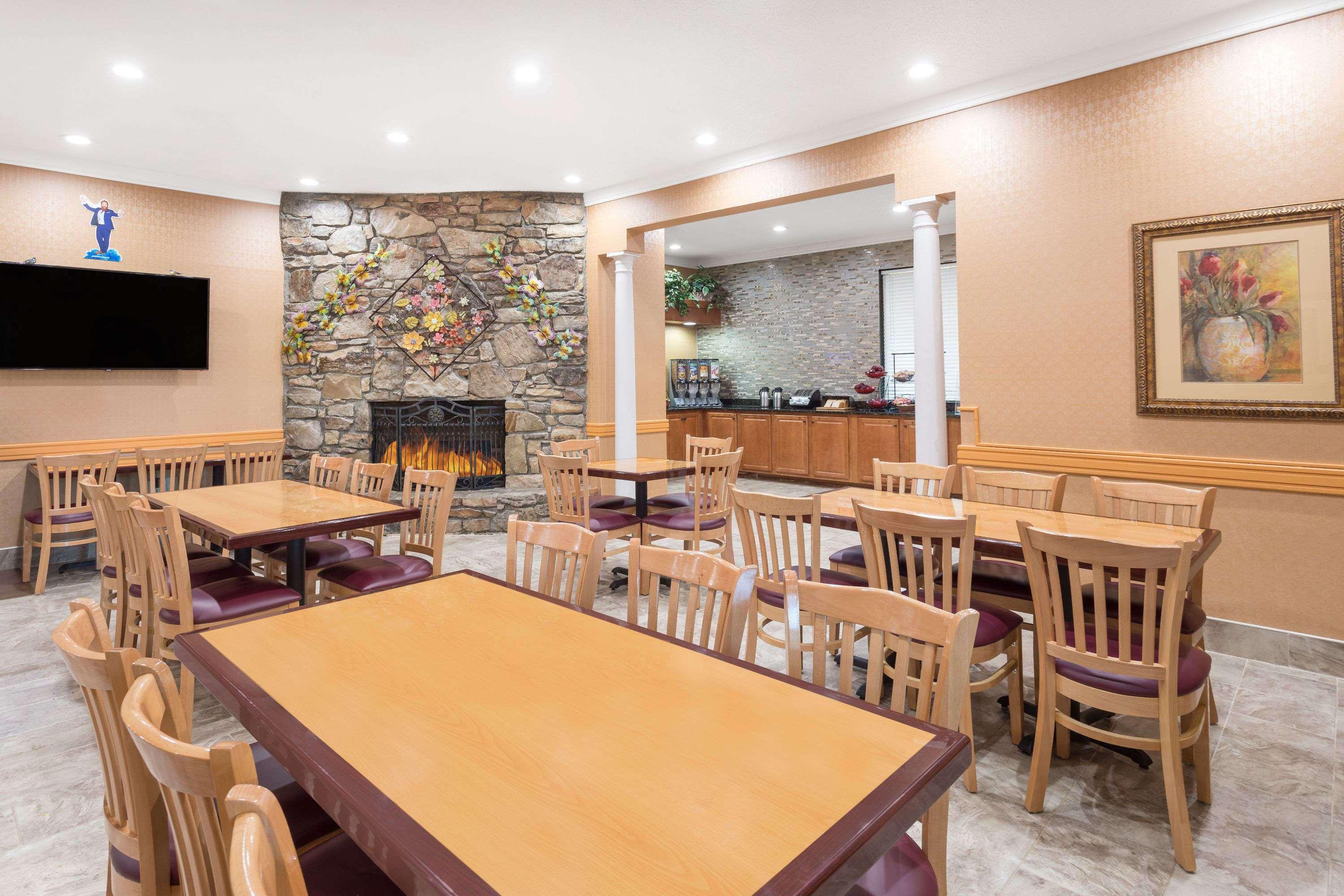 Ramada By Wyndham Southeast Hotel 2*