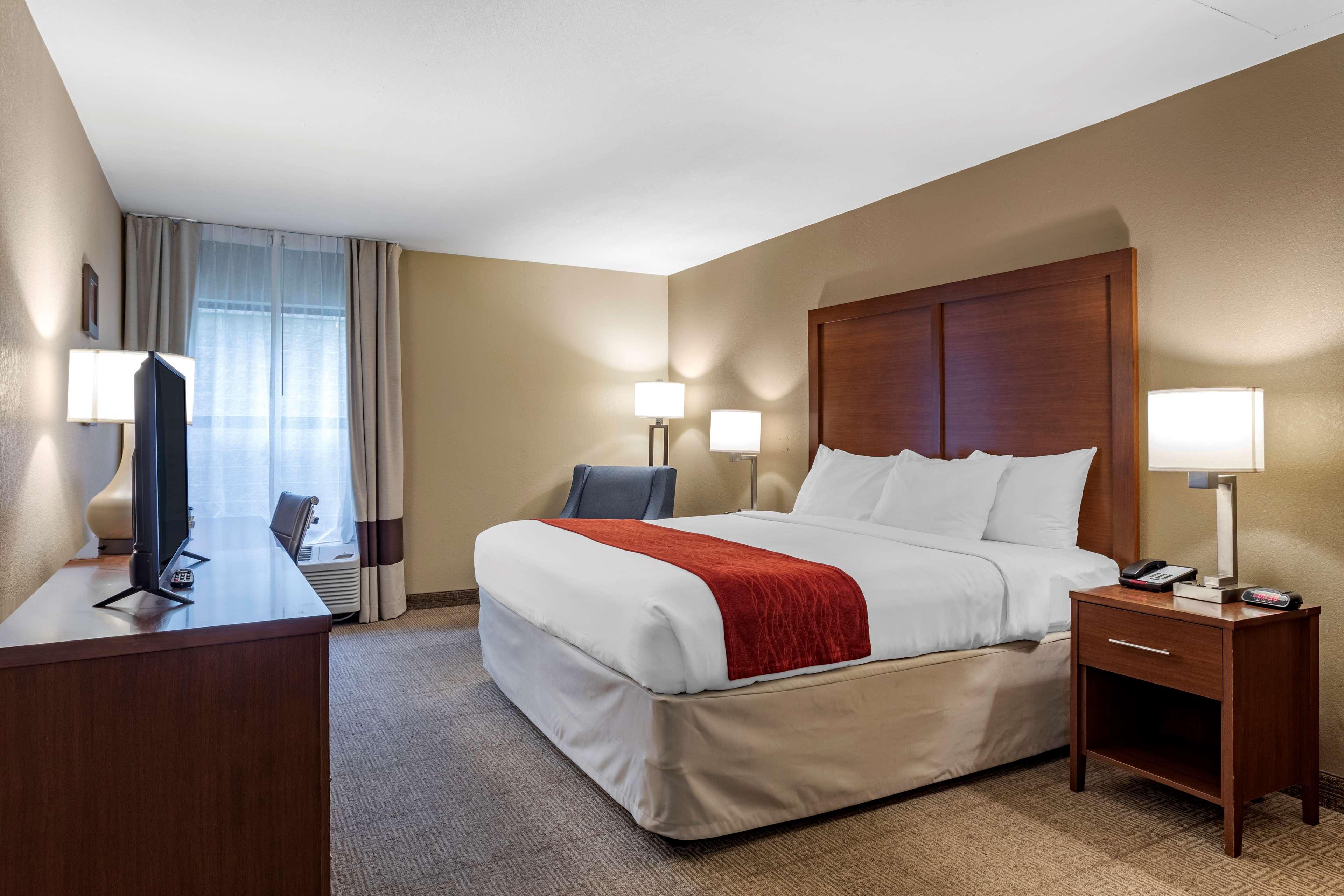 Inn Comfort Biltmore West 2*