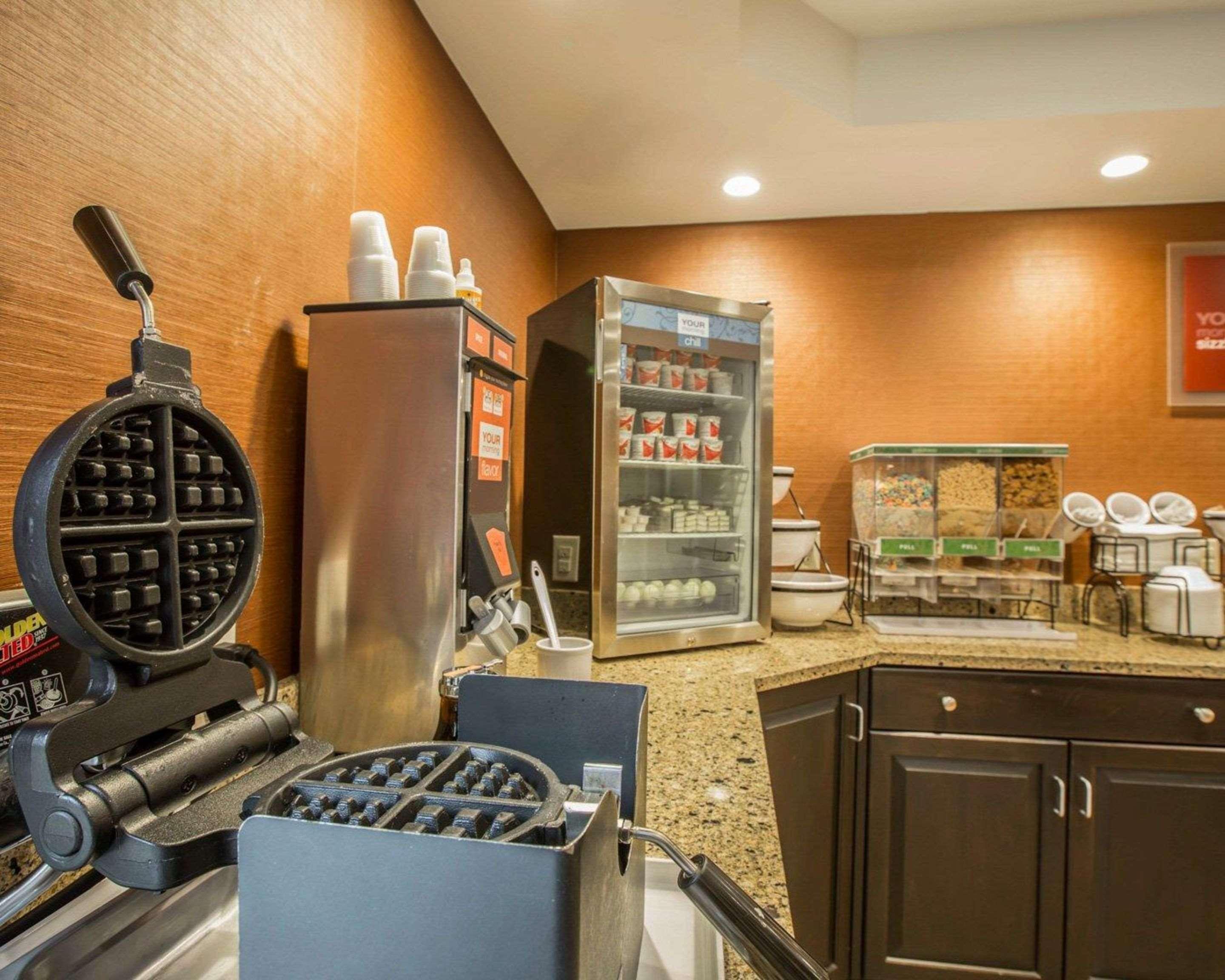 Inn Comfort Biltmore West 2*