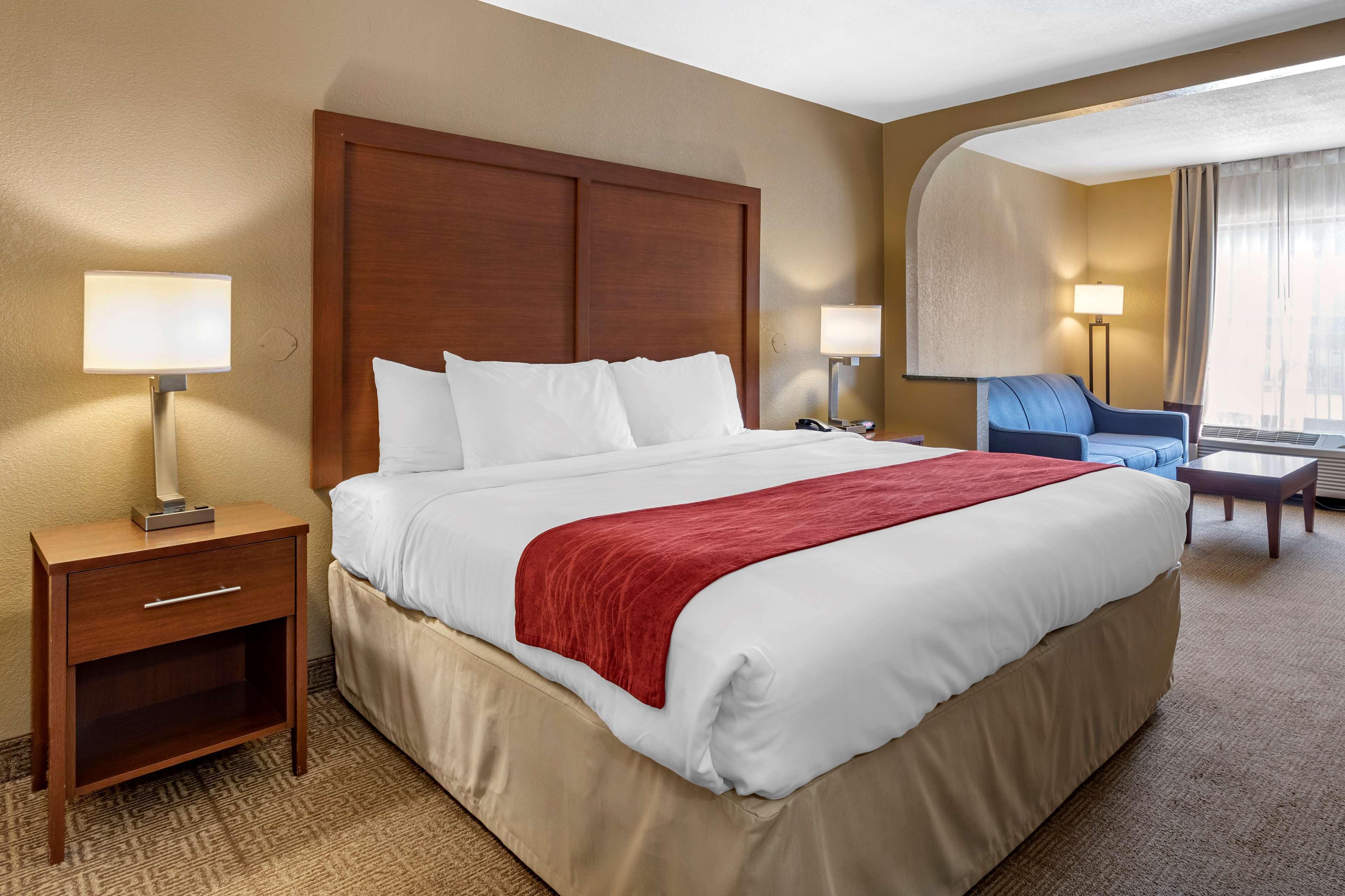 Inn Comfort Biltmore West 2*