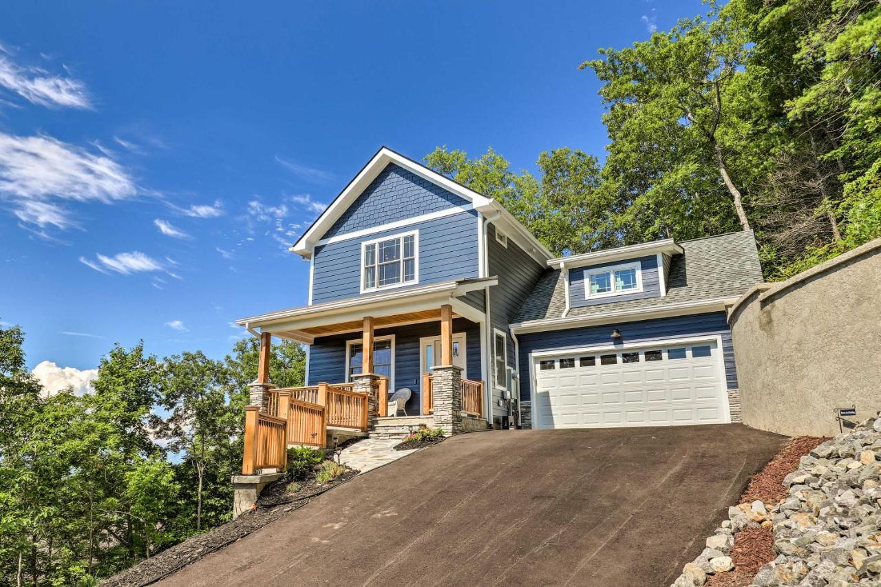 Scenic Escape With Hot Tub, Mountain View! Holiday home