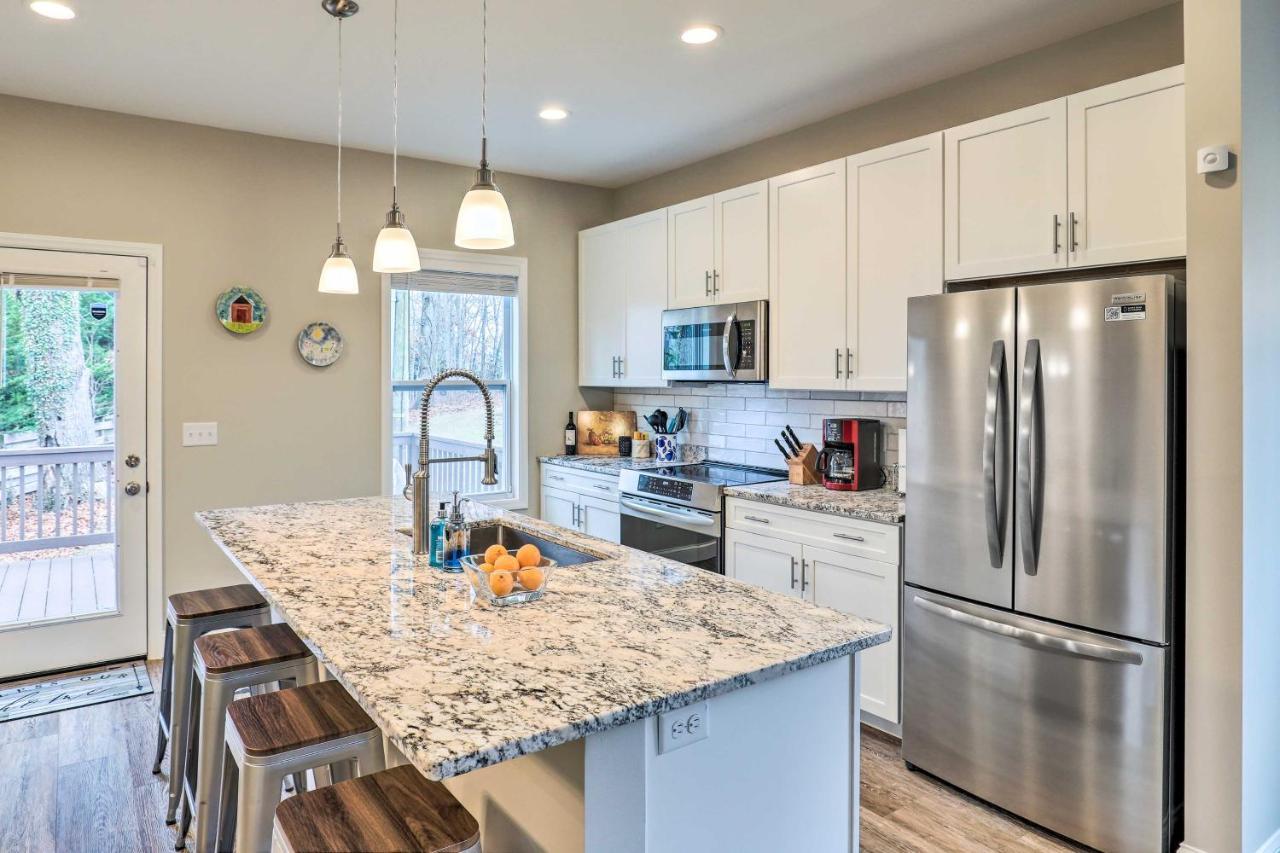 Holiday home Candler With Deck 8 Mi To Downtown Asheville!