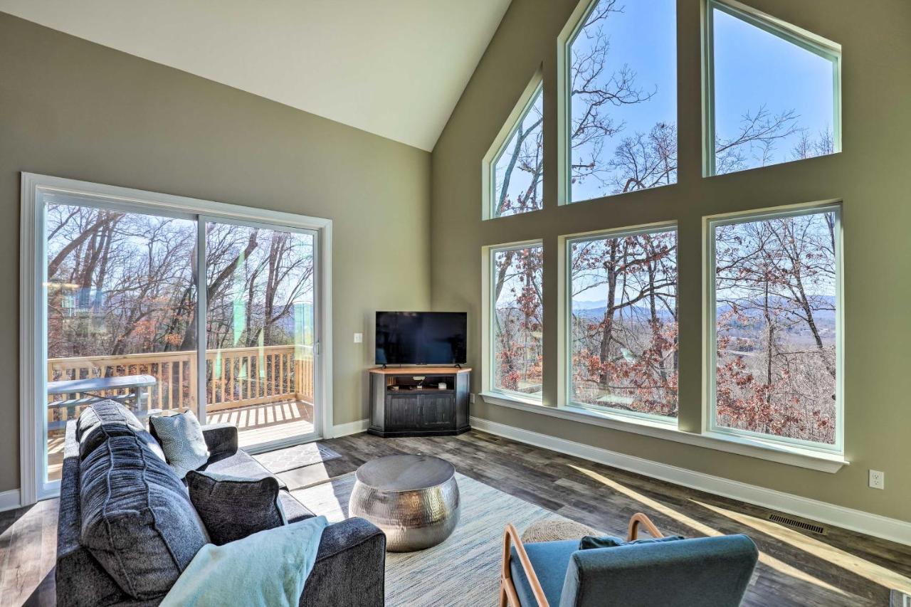 Charming Retreat With Views Near Downtown! *