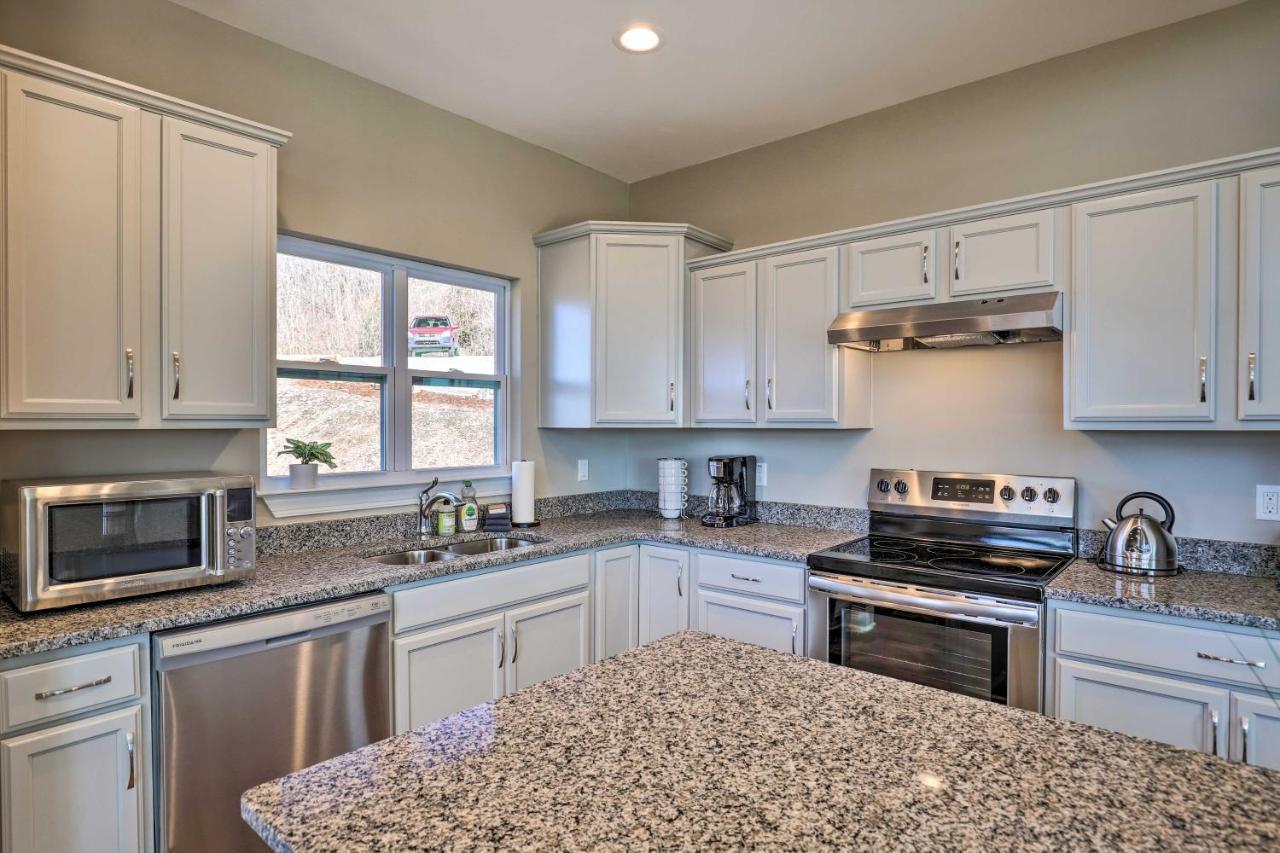Charming Retreat With Views Near Downtown! Asheville
