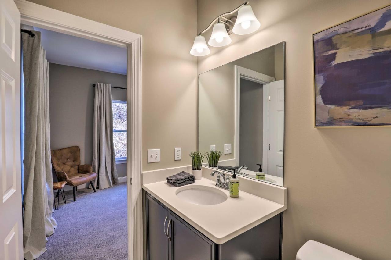 Charming Retreat With Views Near Downtown!