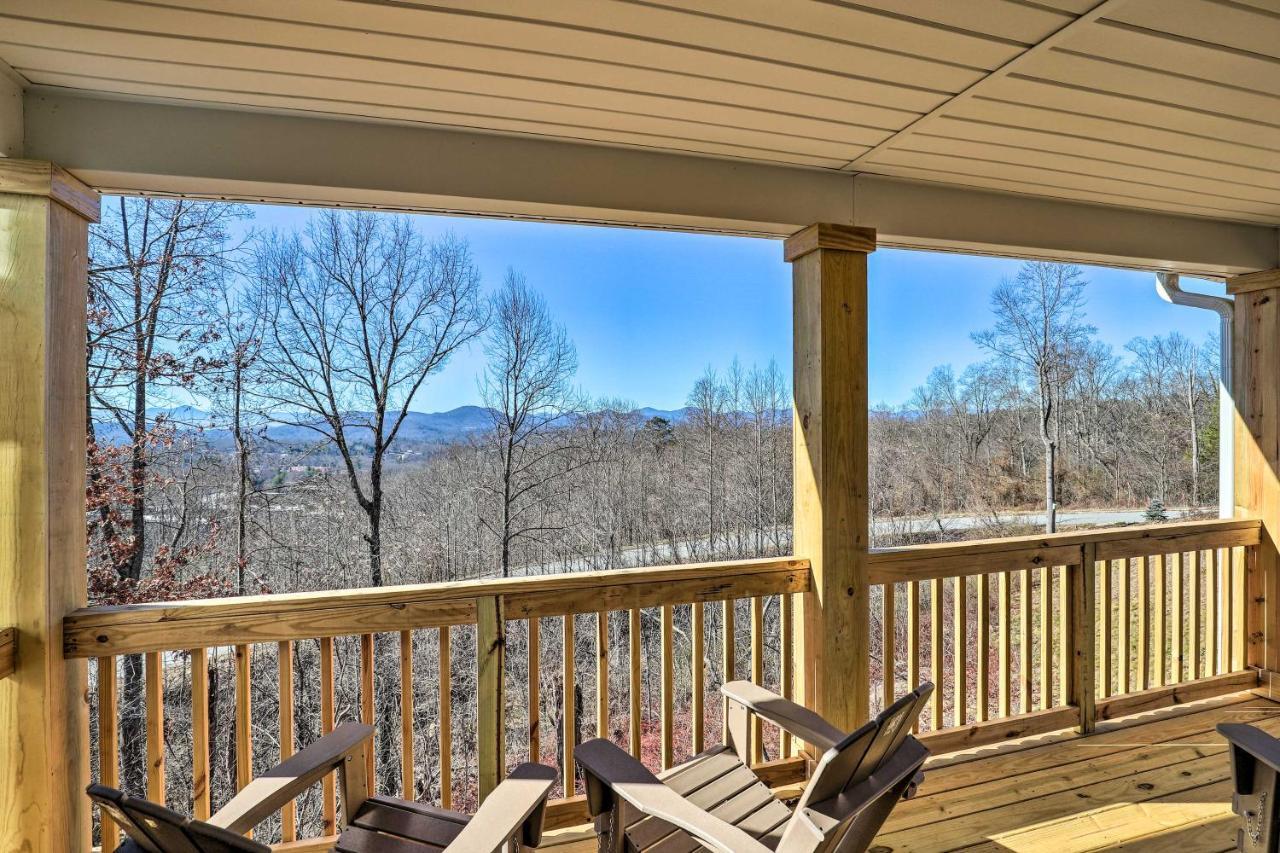 Charming Retreat With Views Near Downtown!