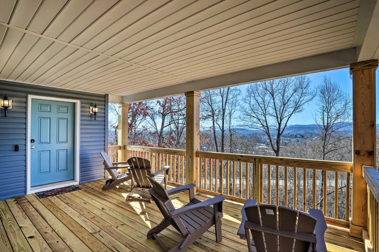 Charming Retreat With Views Near Downtown! *