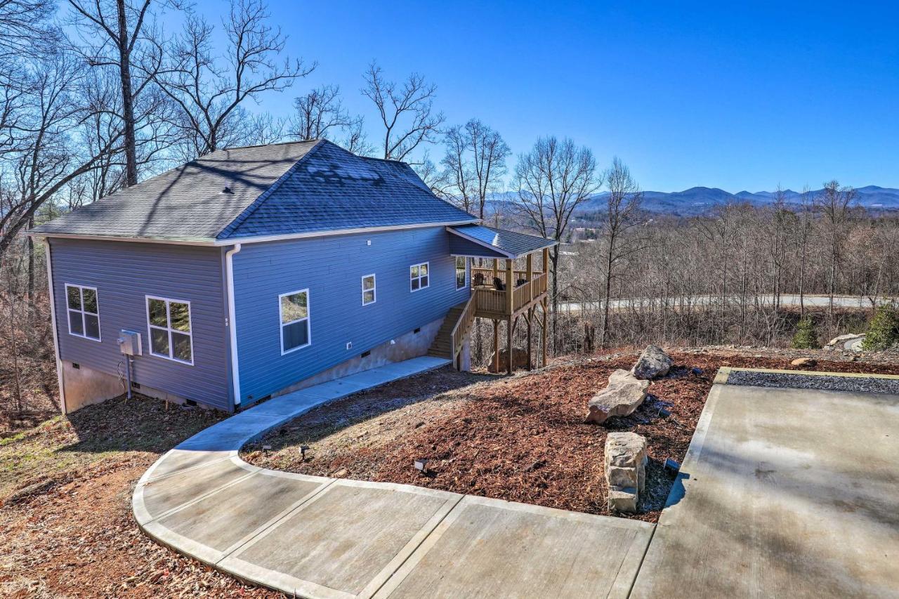 Charming Retreat With Views Near Downtown! *