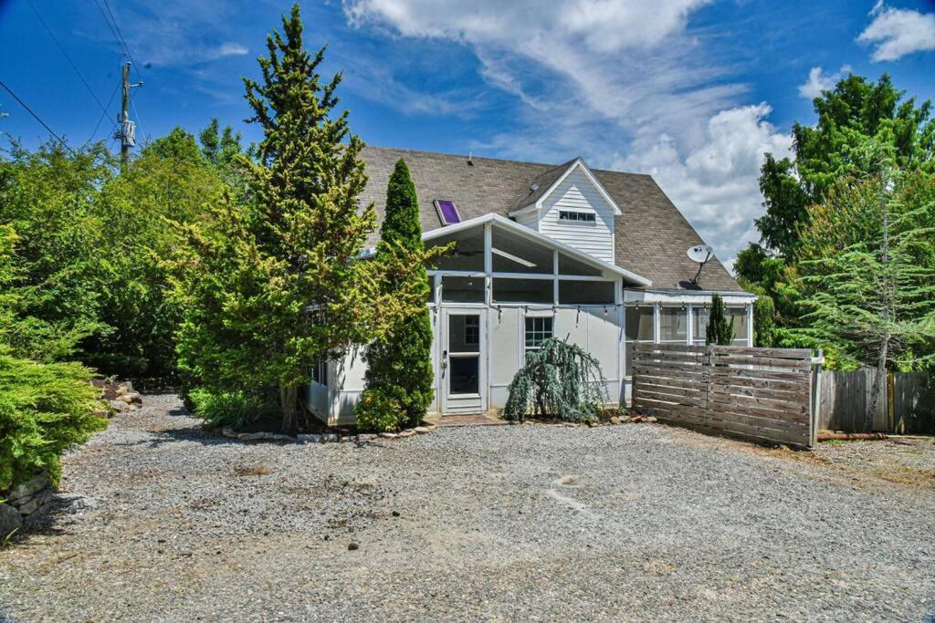 Holiday home 6 Miles To Downtown Asheville. Sleeps 5.