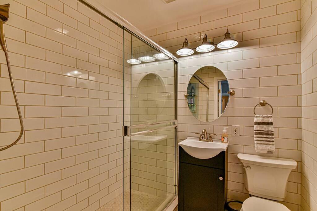 6 Miles To Downtown Asheville. Sleeps 5. *