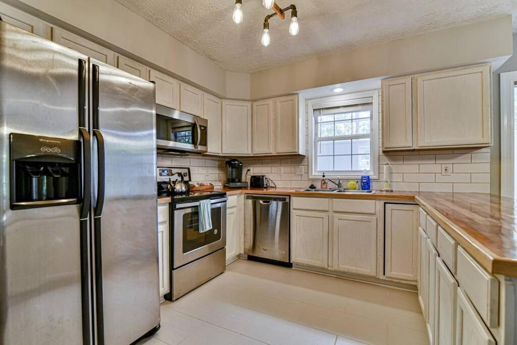6 Miles To Downtown Asheville. Sleeps 5. Holiday home Asheville