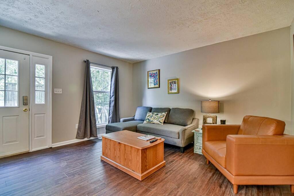 6 Miles To Downtown Asheville. Sleeps 5. Holiday home Asheville
