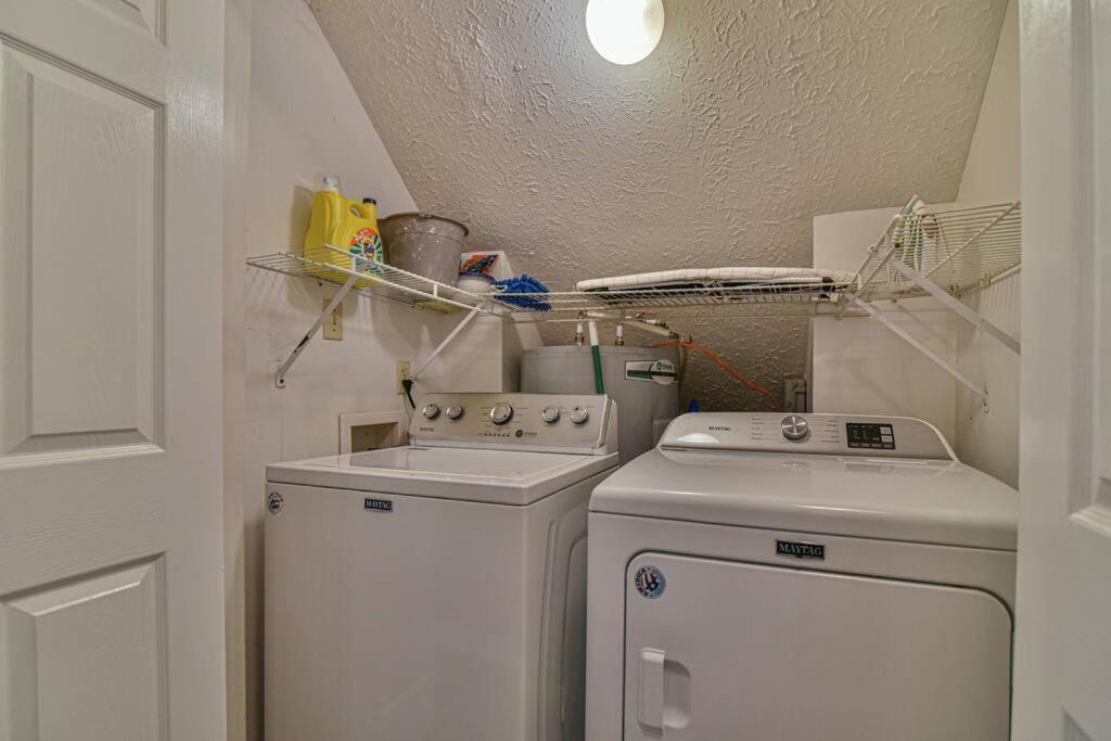 6 Miles To Downtown Asheville. Sleeps 5. Asheville