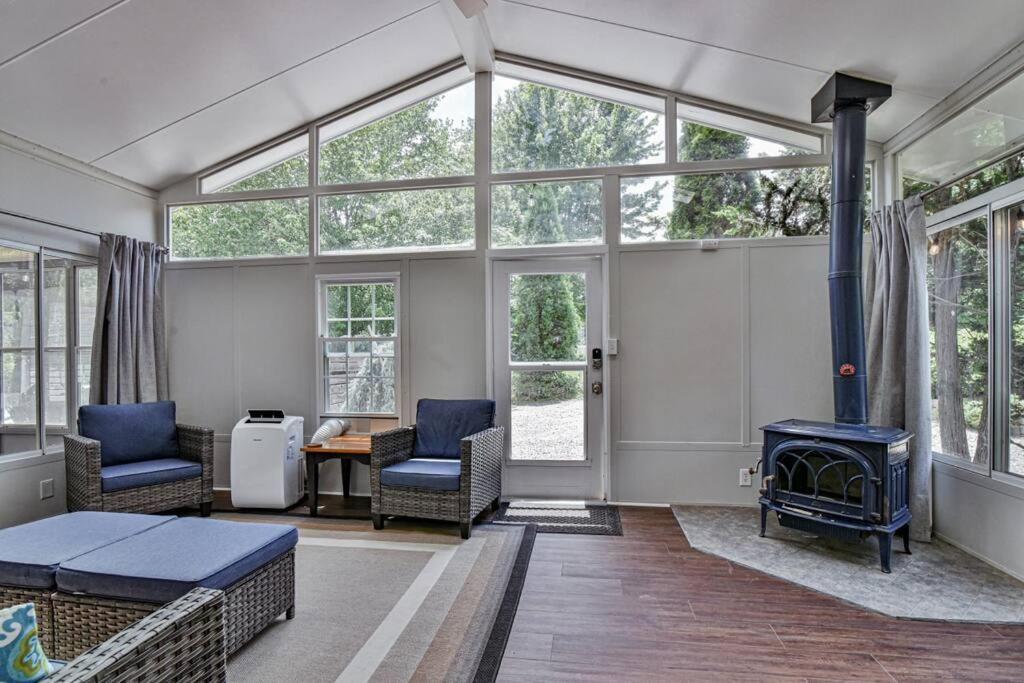 6 Miles To Downtown Asheville. Sleeps 5. Holiday home