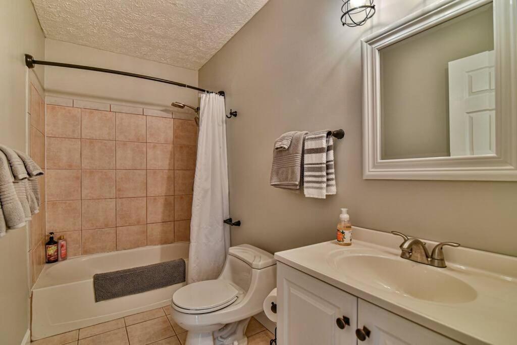 6 Miles To Downtown Asheville. Sleeps 5. *