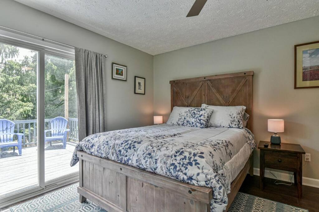 6 Miles To Downtown Asheville. Sleeps 5. Holiday home Asheville