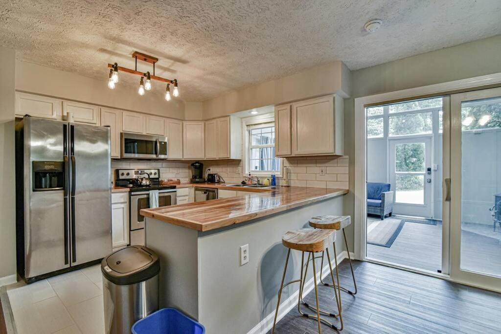 6 Miles To Downtown Asheville. Sleeps 5.
