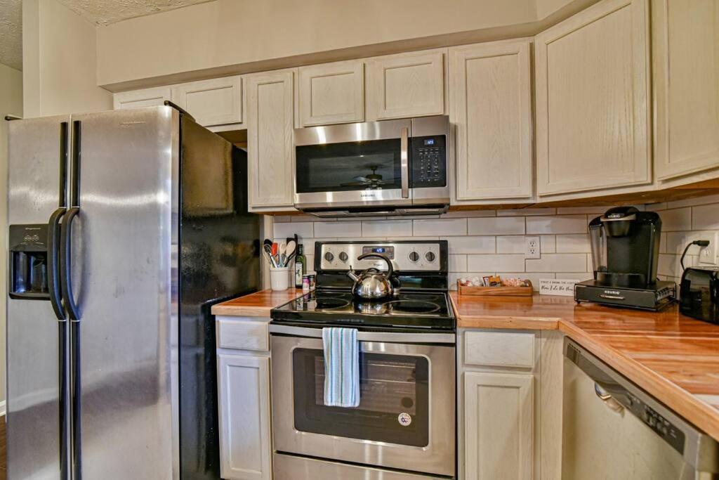 6 Miles To Downtown Asheville. Sleeps 5. Holiday home