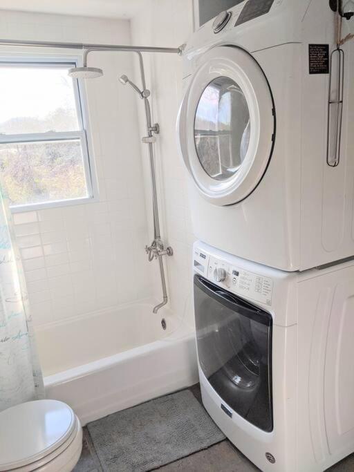 Victory Garden 12 Min To Downtown With Fire Pit And Holiday home Asheville