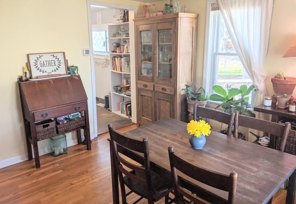 Victory Garden 12 Min To Downtown With Fire Pit And Holiday home Asheville