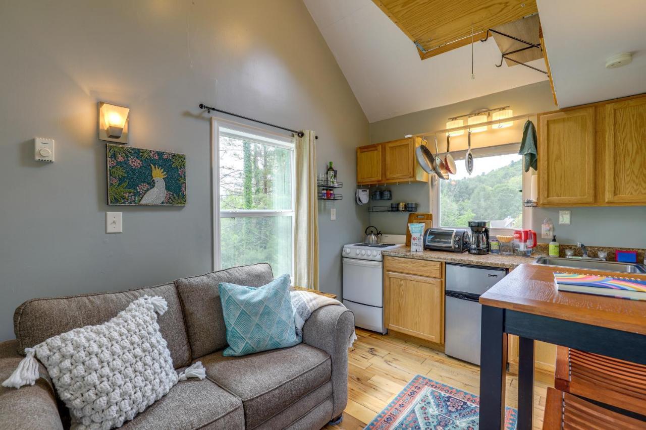 Ideally Located Tiny With Fire Pit Apartment *