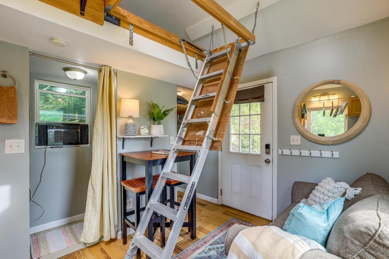 Ideally Located Tiny With Fire Pit Apartment *