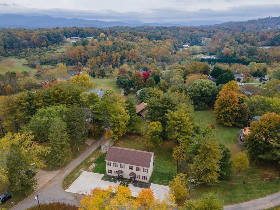 Pisgah Place! Comfy 2br Apt/house! Holiday home