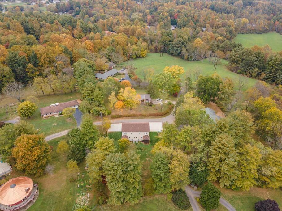 Pisgah Place! Comfy 2br Apt/house! Holiday home *