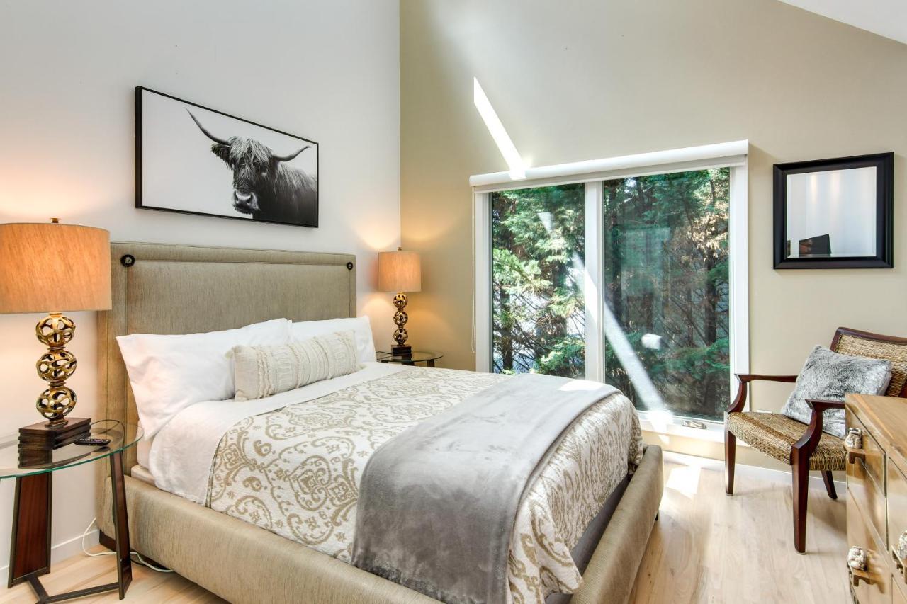 Contemporary With Panoramic Views! Holiday home *