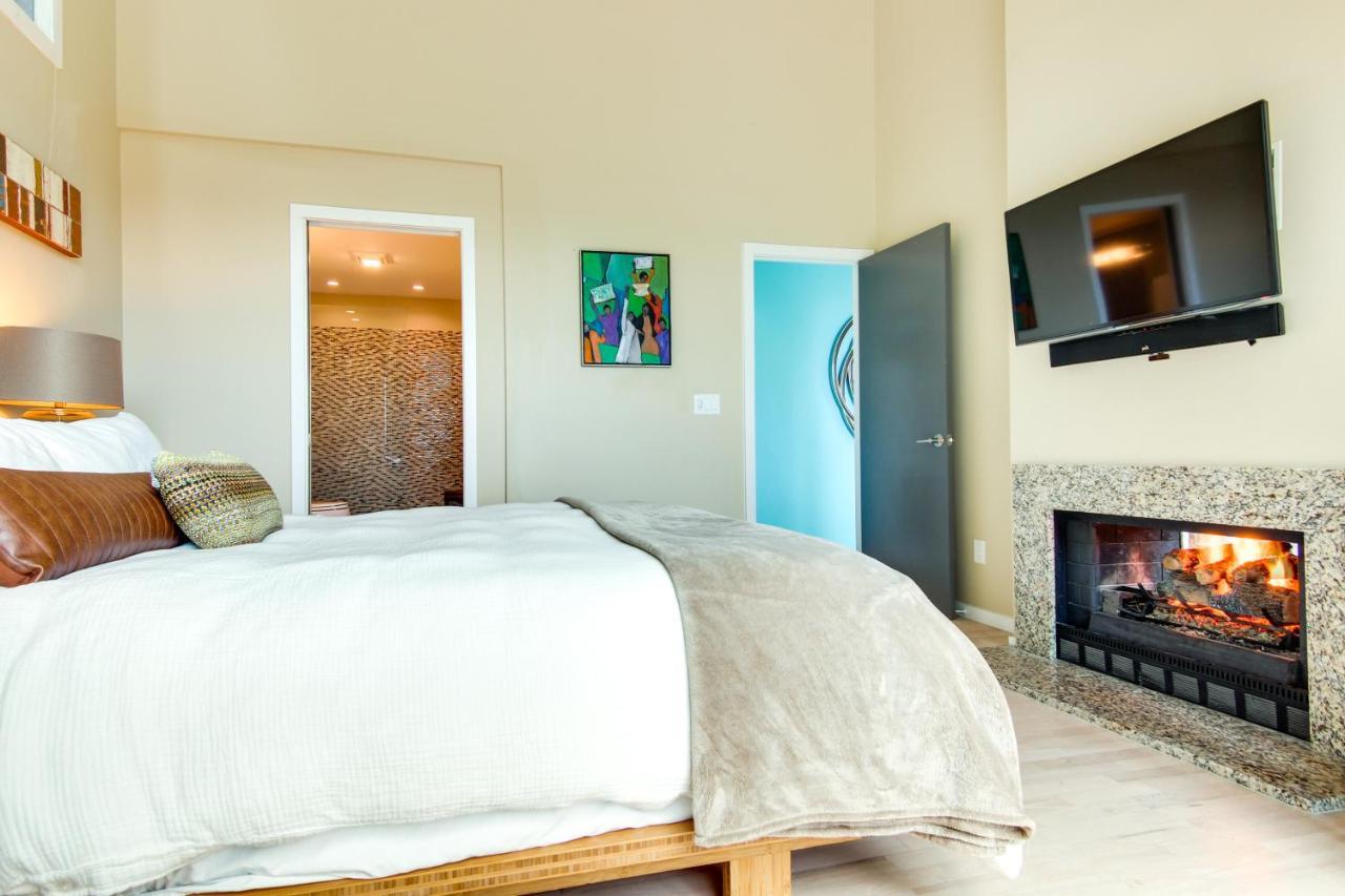 Holiday home Contemporary With Panoramic Views!