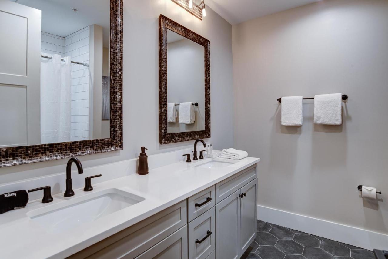 Large 3 Bedroom 3 And A Half Bath Downtown