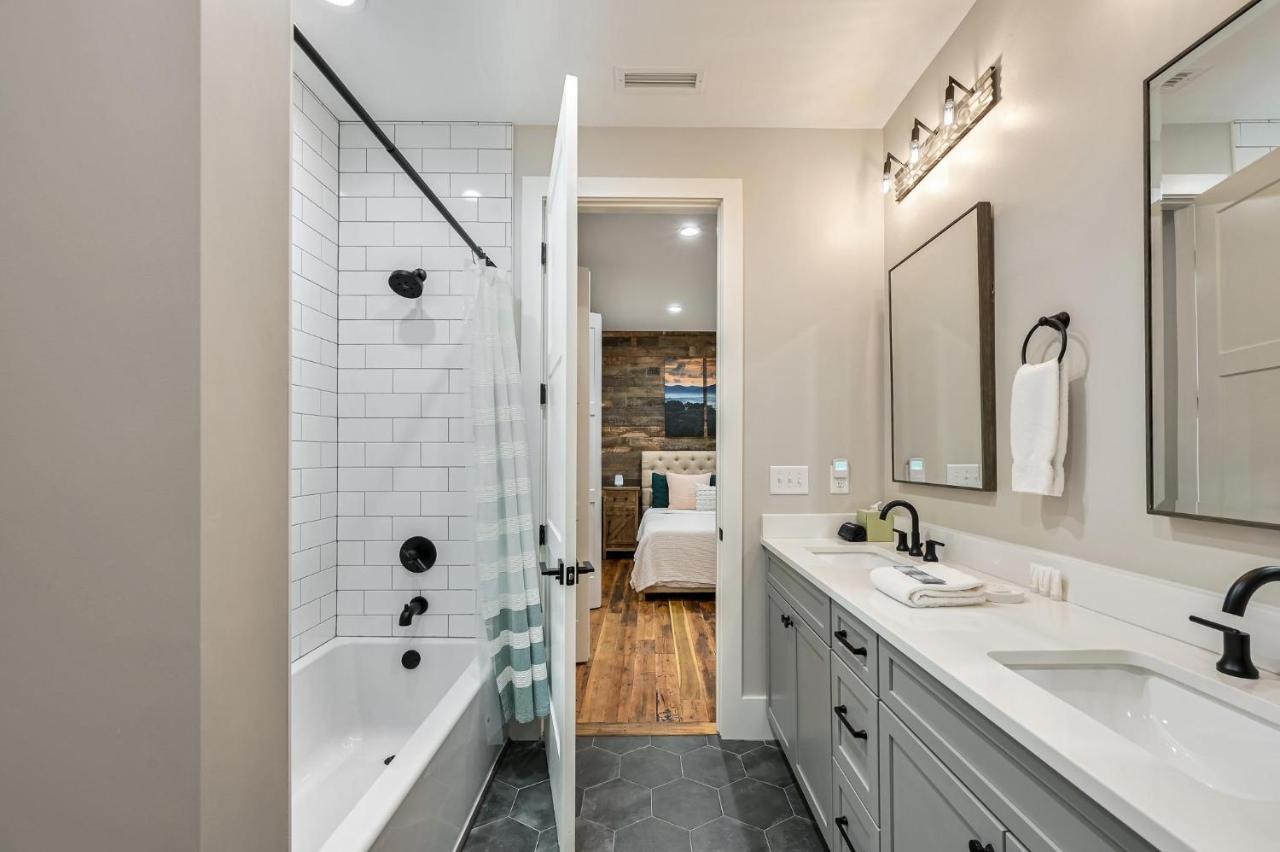 Phenomenal 2 Bedroom 2 And A Half Bathroom Downtown * Asheville