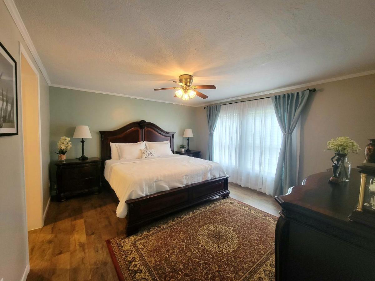Cozy West Home: Downtown & Biltmore Proximity Holiday home *