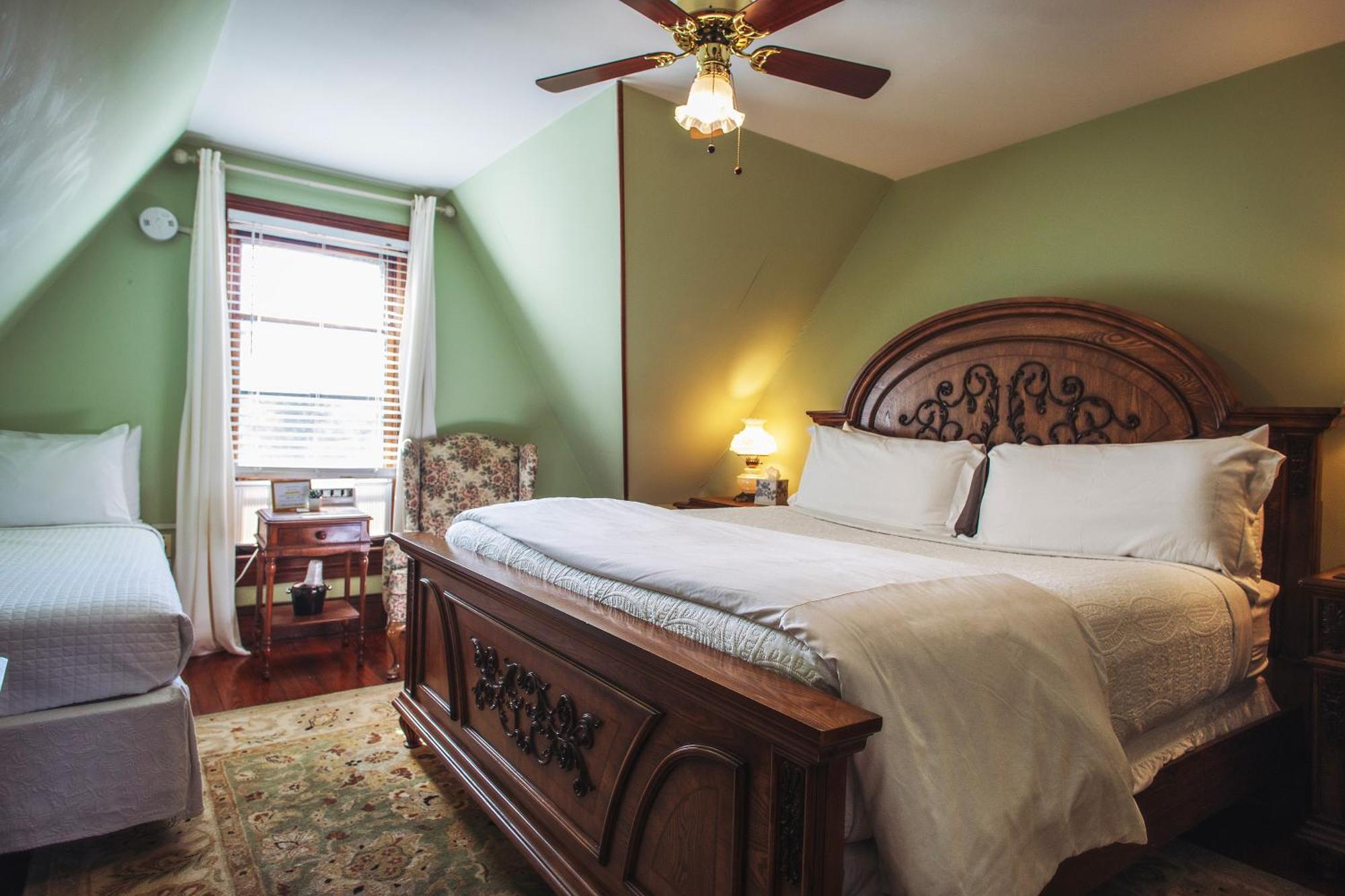 Bed & Breakfast Cedar Crest Asheville