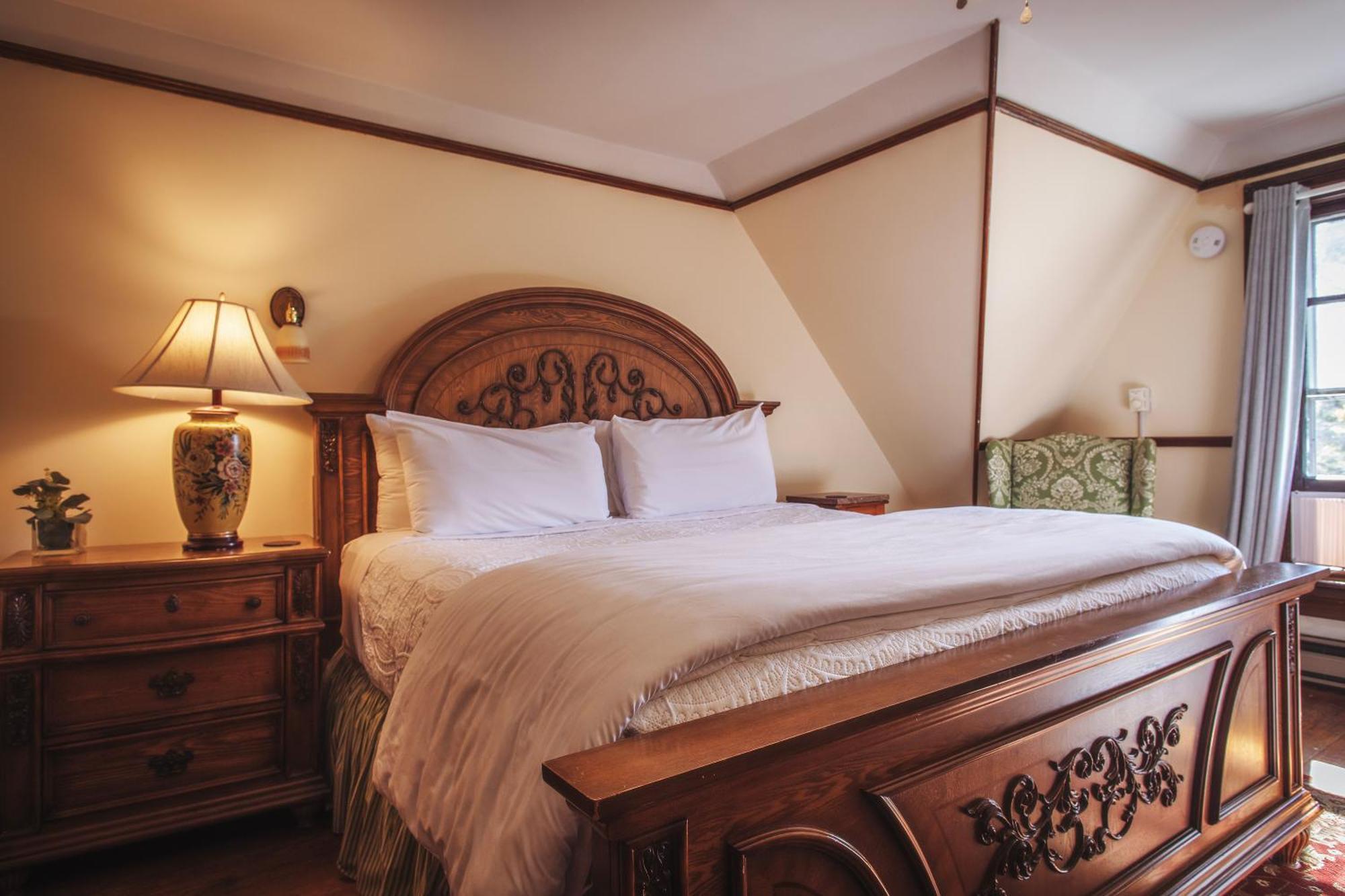 Cedar Crest Bed & Breakfast 3*