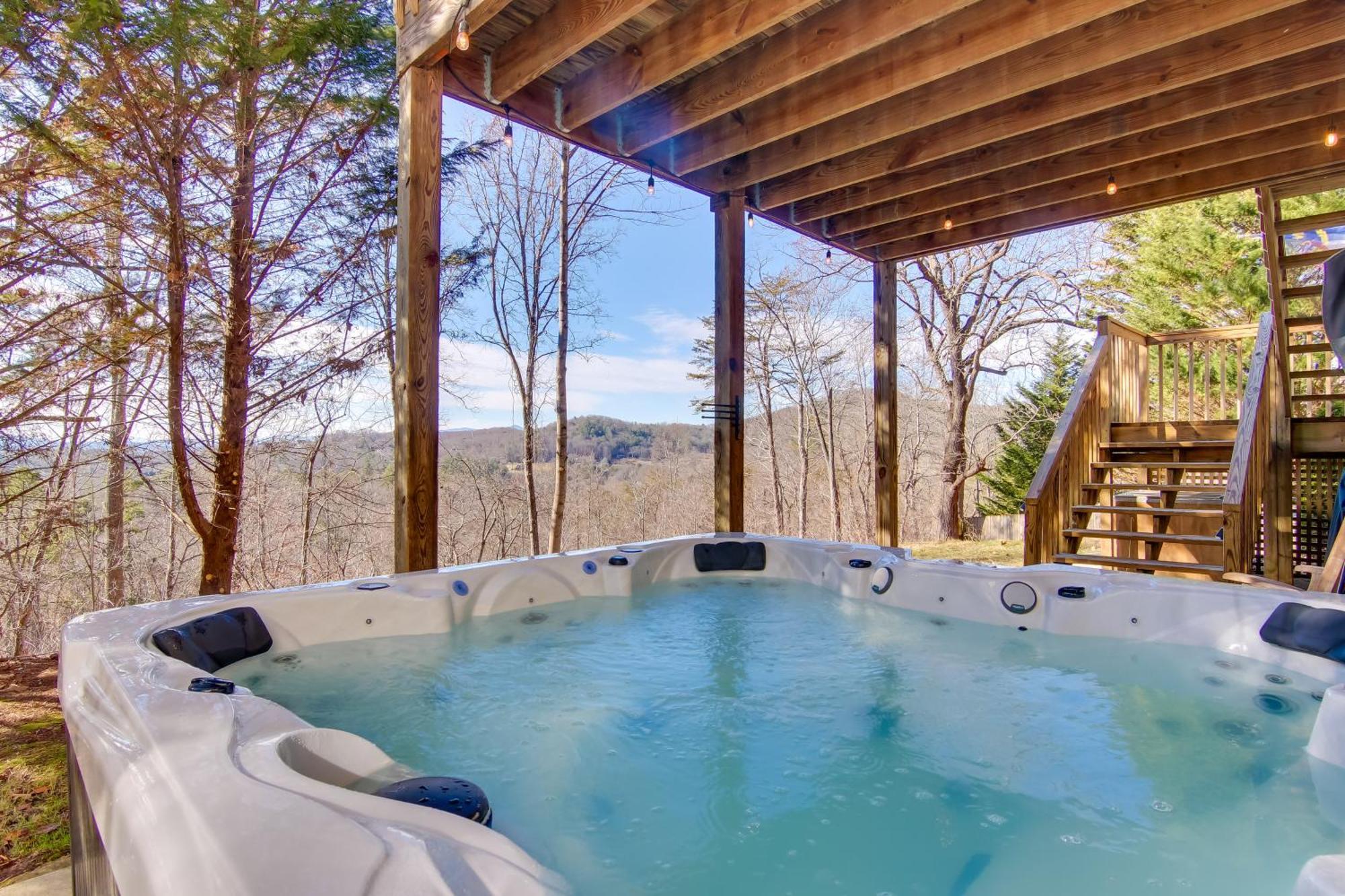 Bright Retreat With Hot Tub And Decks! Holiday home