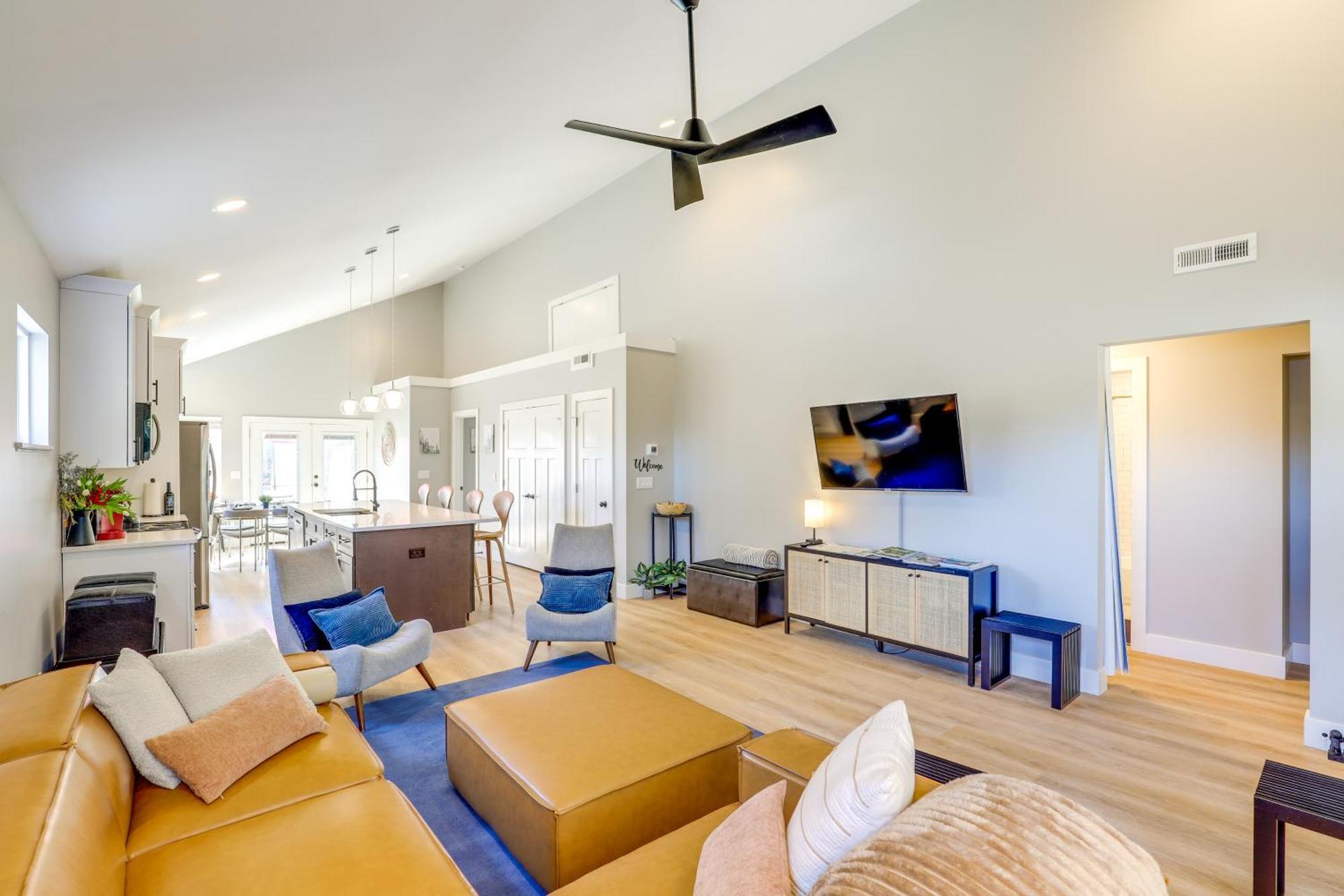 Holiday home Chic Spacious Avl Oasis With Hot Tub And Fire Pit *